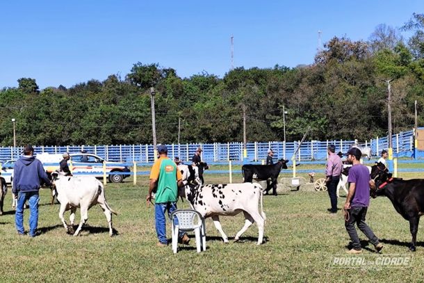 Detalhe do desfile com o agr&ocirc;nomo e juiz Ricardo Bertola ao centro
