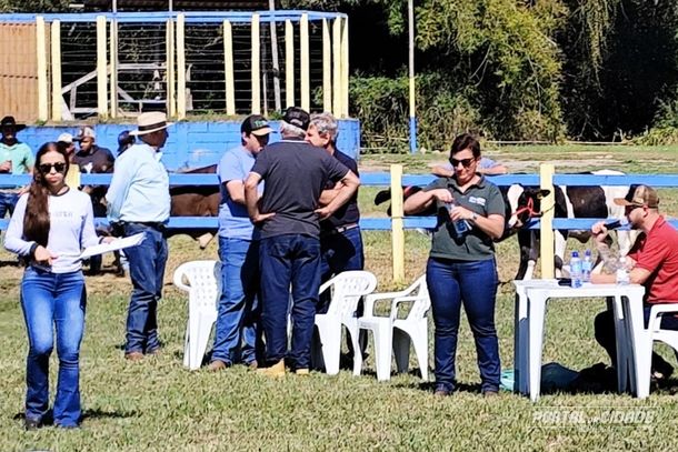 Equipe da Emater e comiss&atilde;o organizadora da Exposi&ccedil;&atilde;o Agropecu&aacute;ria