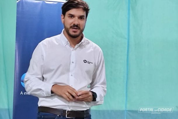 O veterin&aacute;ro Gustavo Mabub durante palestra do projeto Ibertioga Mais Leite