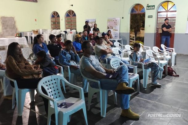 P&uacute;blico assiste com interesse
