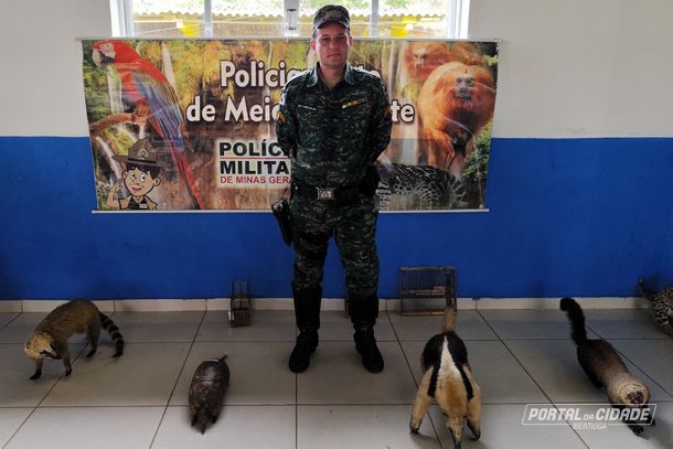 Sargento Vin&iacute;cius no stand da Pol&iacute;cia Ambiental