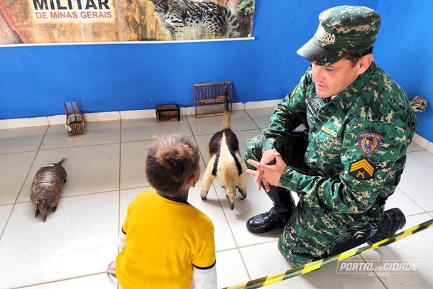Sargento Vin&iacute;cius tira d&uacute;vidas de uma menininha curiosa 
