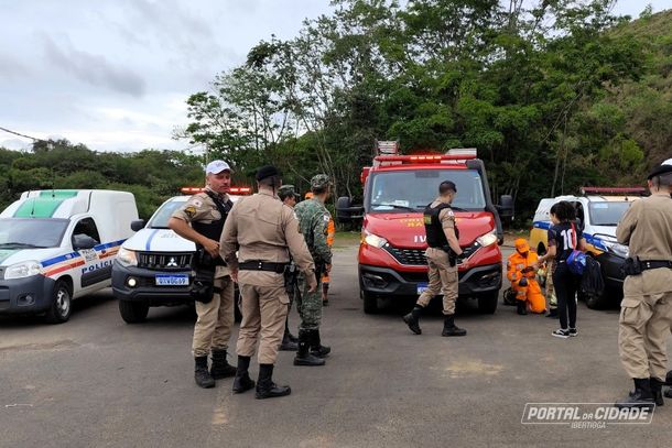 For&ccedil;as de seguran&ccedil;a ensinam sobre as profiss&otilde;es de bombeiro e pol&iacute;cia