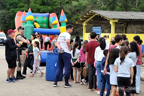 Crian&ccedil;as fazem fila pra escorregar