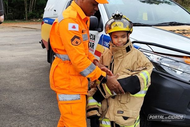 Cabo Felipe ajuda mais uma crian&ccedil;a a vestir o sonho de ser bombeiro