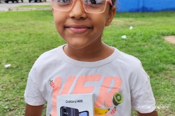 Maria Cec&iacute;lia, a feliz ganhadora do celular. Vacinas em dia