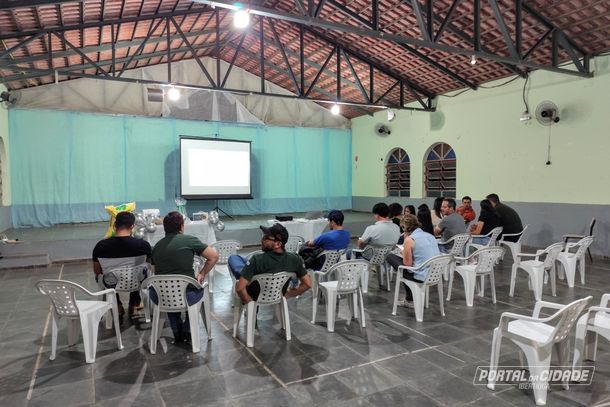 Participantes esperam o in&iacute;cio da palestra