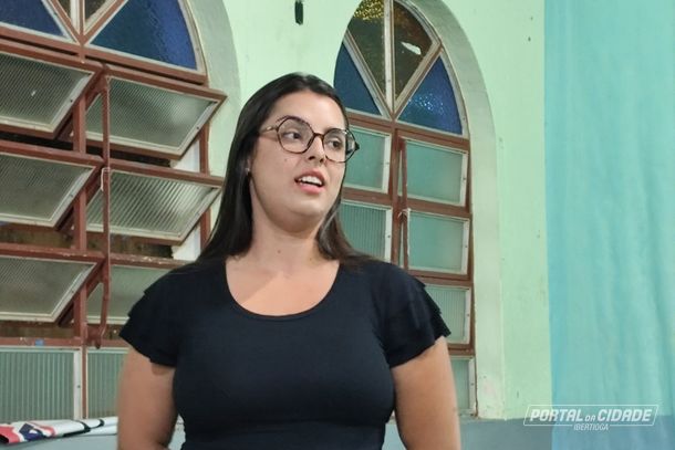 A zootecnista Bruna Fagundes explica o objetivo do projeto