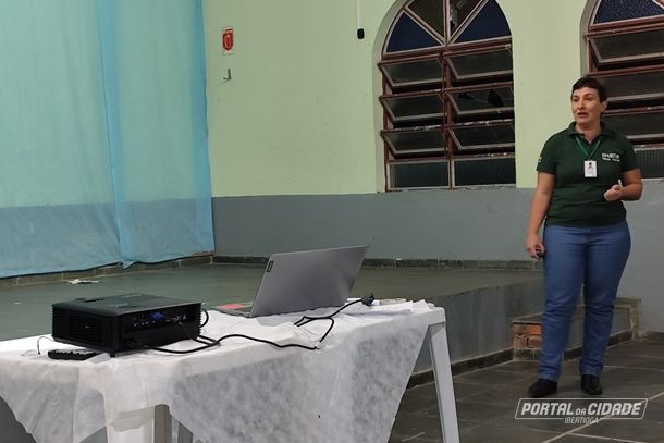 A extensionista da Emater, Maria Fernanda, come&ccedil;a a apresenta&ccedil;&atilde;o 
