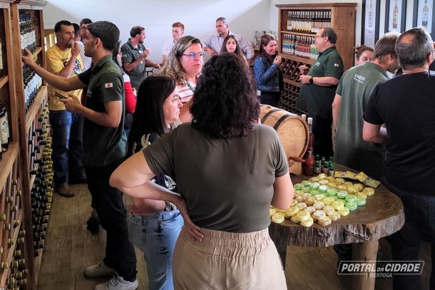 Grupo reunido na loja da Velho Ferreira antes da visita guiada come&ccedil;ar