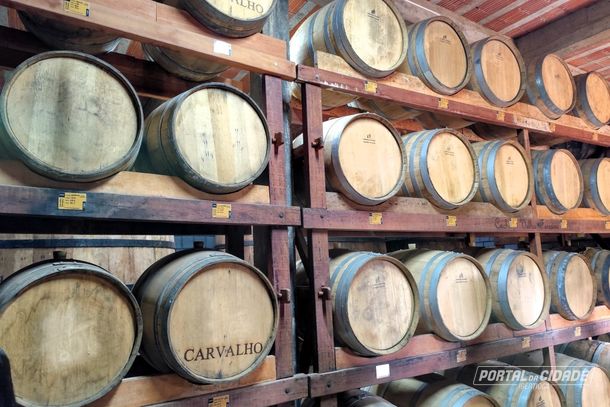 Barris de carvalho que armazenam a tradicional cacha&ccedil;a Velho Ferreira