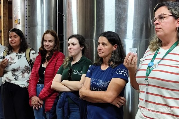 Participantes do interc&acirc;mbio provam a cacha&ccedil;a Velho Ferreira