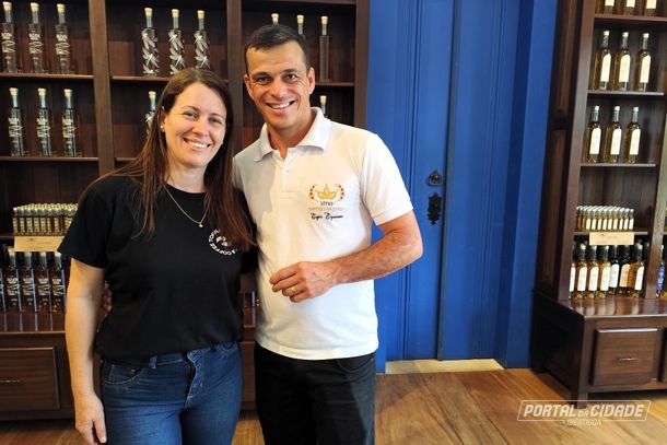 Silmara Emerick e Charles Lopes, produtores de caf&eacute;s especiais em Alto Jequitib&aacute;
