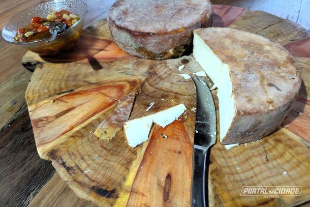Queijo Matuto das Vertentes curado com caf&eacute; da Coffe Gripp, do Capara&oacute;. Parceria que deu certo