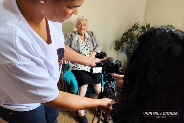 A fot&oacute;grafa e cinegrafista Vanessa Ribeiro ajusta a c&acirc;mera para come&ccedil;ar a entrevista