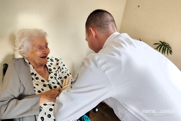 Dona Lenita sorri at&eacute; quando vai tirar sangue para o projeto DNA Longevo