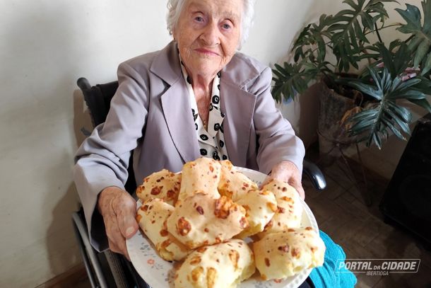 Ningu&eacute;m resiste ao famoso p&atilde;o de queijo da dona Lenita