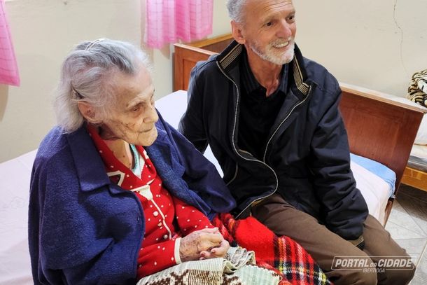 Donda Nininha e o sobrinho Jos&eacute; Vilmar que cuida dela: amor e conex&atilde;o