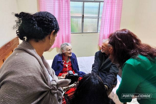 Olhar de cumplicidade entre dona Nininha e Vilmar
