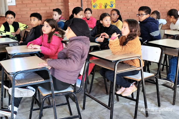 Alunas e alunos da Escola em Tempo Integral de Ibertioga prestam aten&ccedil;&atilde;o na aula