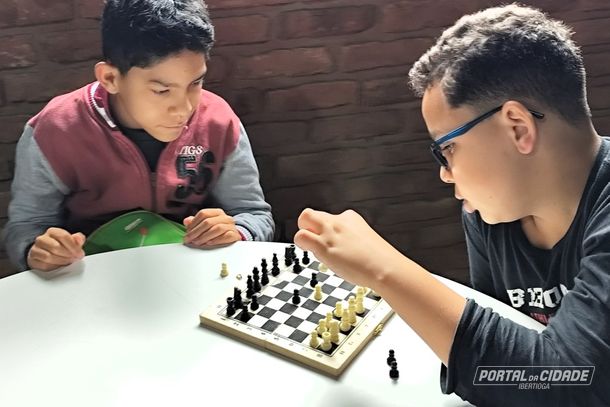 Um jogador observa atento a t&aacute;tica do advers&aacute;rio