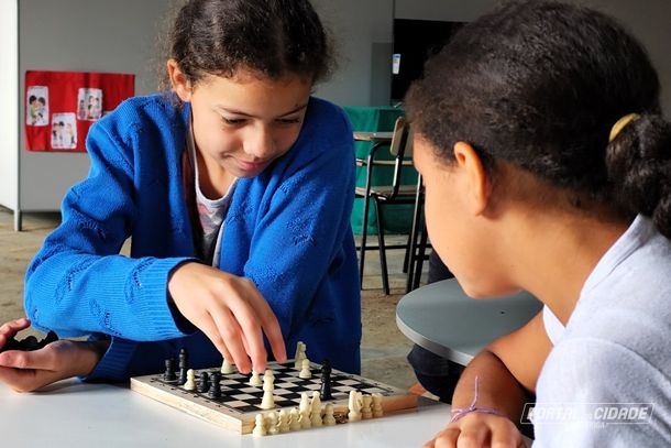 Jogadora move um pe&ccedil;a com confian&ccedil;a