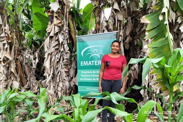 C&iacute;ntia de Jesus Machado Fonseca em meio &agrave; planta&ccedil;&atilde;o de bananas