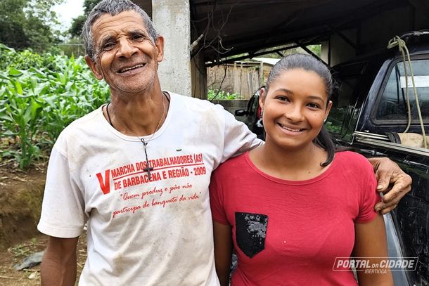 O agricultor Pedro Evaristo da Fonseca abra&ccedil;a a filha C&iacute;ntia feliz pela conquista dela