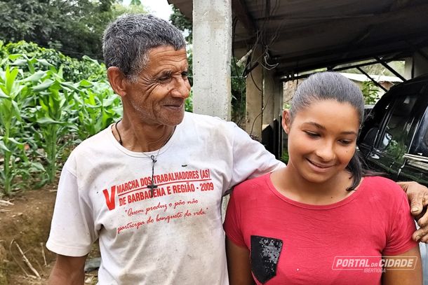 Olhar orgulhoso do pai para a filha
