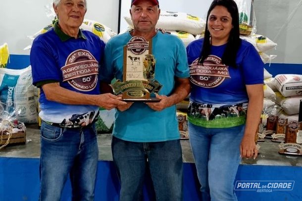 O campe&atilde;o de sempre, Sidney Carvalho, recebe o trof&eacute;u do prefeito Juquinha e da secret&aacute;ria de Agricultura, B&aacute;rbara do Carmo Divino Nascimento