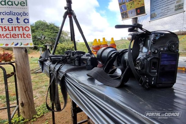 C&acirc;meras fotogr&aacute;ficas usadas para a oberva&ccedil;&atilde;o de aves na Fazenda do Api&aacute;rio