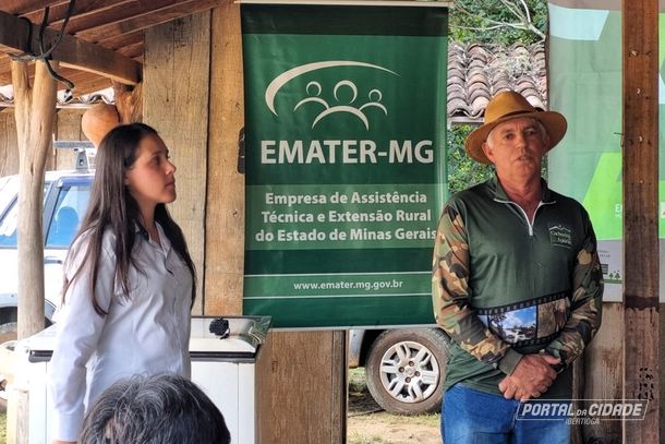 A extensionista da Emater, Santuza Ribeiro, junto ao propriet&aacute;rio da fazenda, H&eacute;lio de Paula