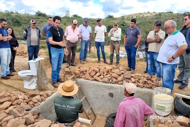 Marco Aur&eacute;lio Borba Moreira explica uma das etapas de constru&ccedil;&atilde;o da fossa