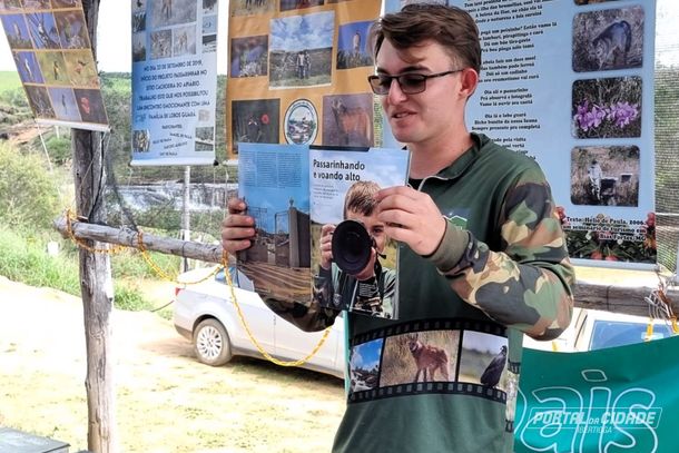 Samuel de Paula mostra uma reportagem sobre a observa&ccedil;&atilde;o de aves