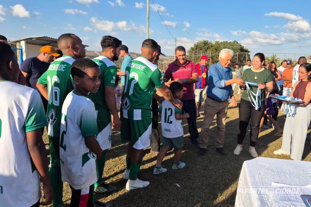 Equipe do Juventude recebe as medalhas pelo campeonato