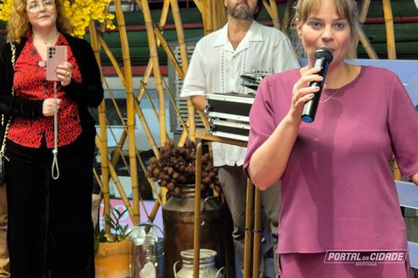 A secret&aacute;ria de Cultura e Turismo de Minas Gerais, B&aacute;rbara Botega, discursa durante evento