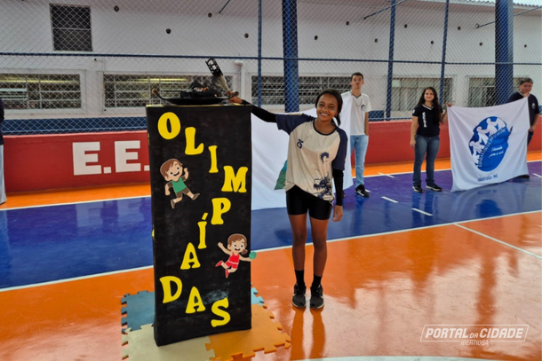A aluna Lorena Beatriz Gusm&atilde;o de Freitas entrou com a tocha ol&iacute;mpica