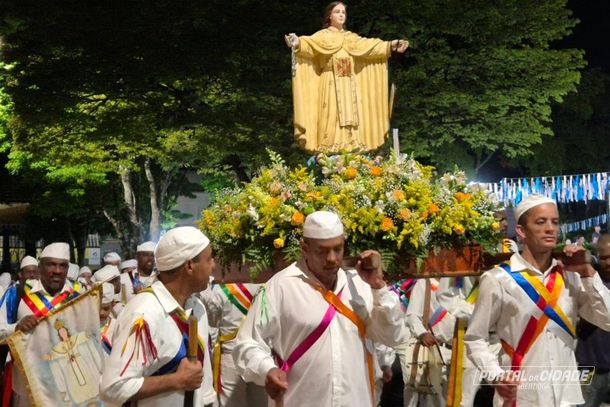 Congadeiros carregam a imagem de Nossa Senhora das Merc&ecirc;s