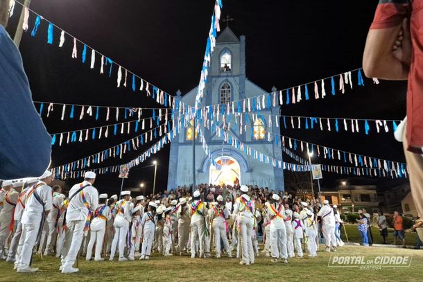 P&uacute;blico assiste a apresenta&ccedil;&atilde;o da Congada em frente &agrave; Igreja do Ros&aacute;rio