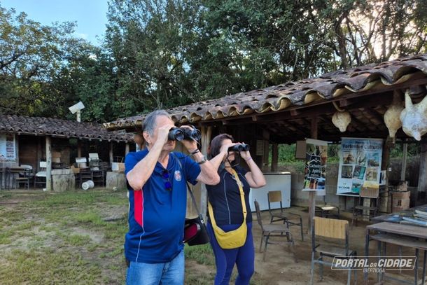 Grupo usa bin&oacute;culos para obervar p&aacute;ssaros