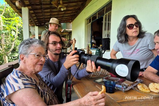 Samuel mostra algumas fotos pro grupo
