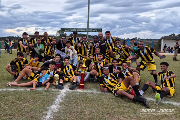 Ajax com a ta&ccedil;a de campe&atilde;o