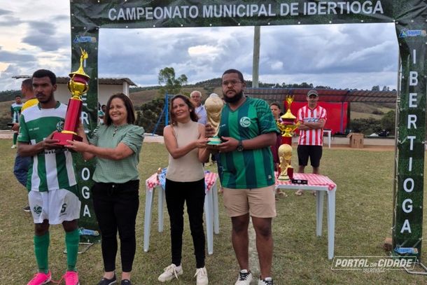 Juventude recebe o trof&eacute;u de vice-campe&atilde;o