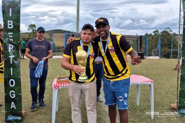 Ajax recebe o trof&eacute;u de campe&atilde;o