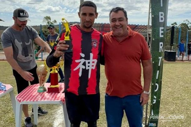 Elvis Ribeiro, goleiro do Palestra, recebe o trof&eacute;u de menos vazado