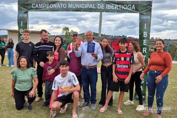 Homenageado posa com a fam&iacute;lia presente