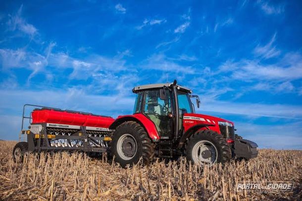 Curso em C&eacute;u Azul de Opera&ccedil;&atilde;o e Manuten&ccedil;&atilde;o de tratores agr&iacute;colas