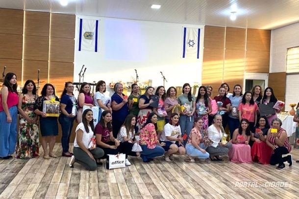 As contempladas com brindes registraram o momento.