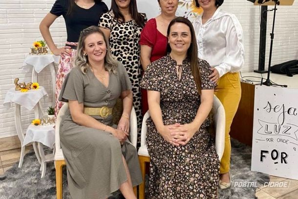 Pastoras Cristiane Largo e Talita Signore(sentadas) em p&eacute; Daniela Araujo, Marcia Gon&ccedil;alves, Erlaine da Silva e Ana Paula.