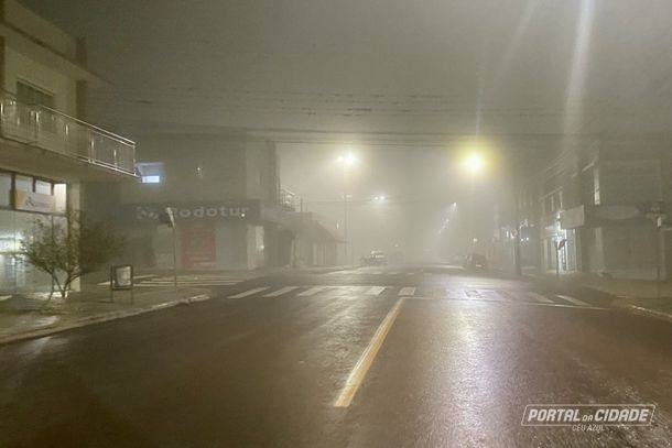 Rua Curitiba em C&eacute;u Azul - coberta pelo nevoeiro